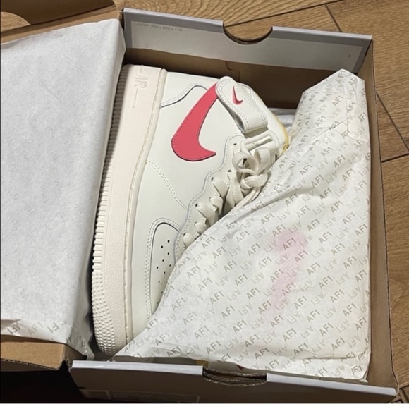 Nike Air Force 1 - Picture 2 of 2